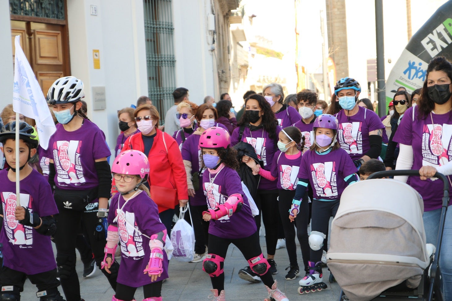 Cientos de mujeres participaron en la Carrera de la Mujer de Villanueva.