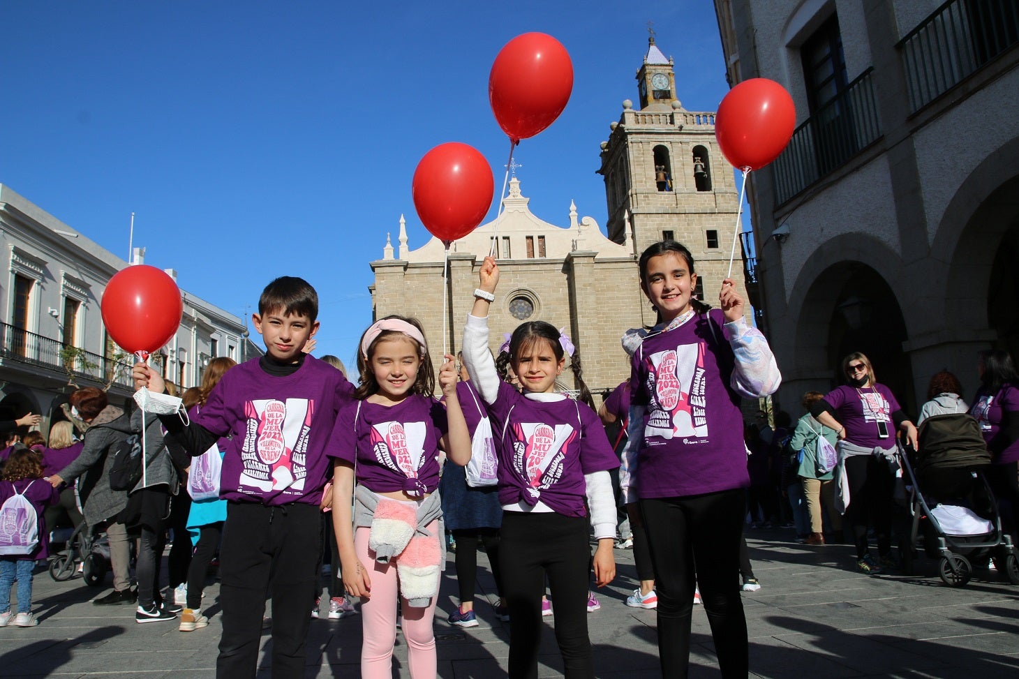 Cientos de mujeres participaron en la Carrera de la Mujer de Villanueva.