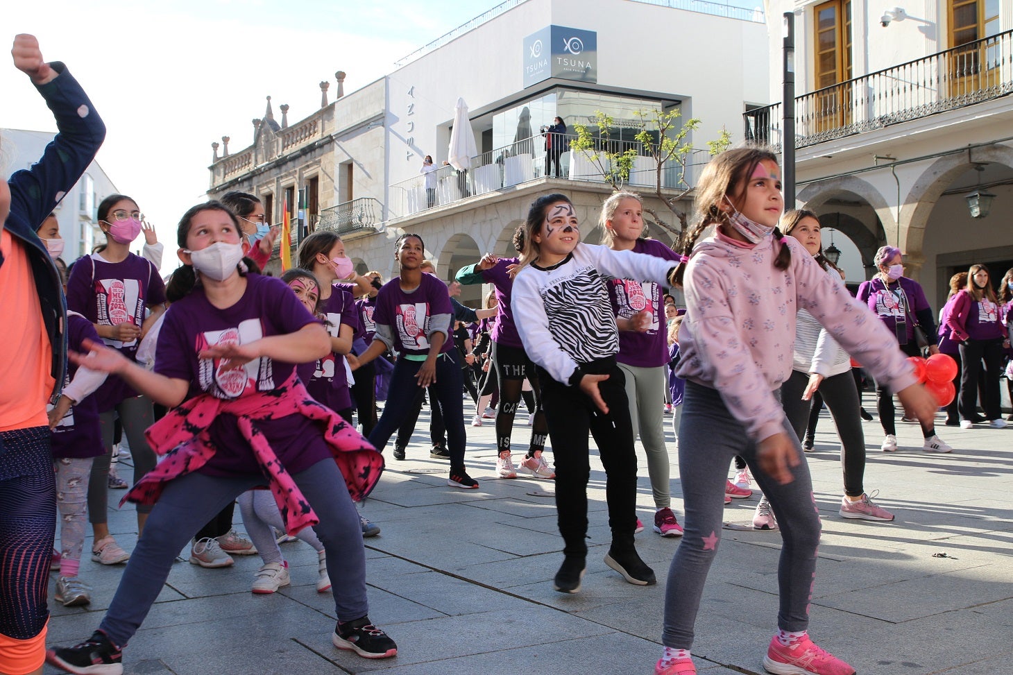 Cientos de mujeres participaron en la Carrera de la Mujer de Villanueva.