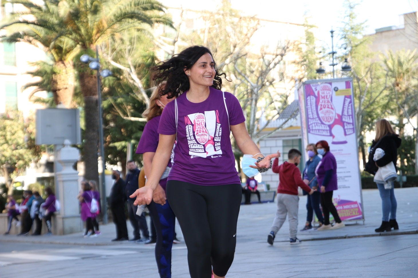 Cientos de mujeres participaron en la Carrera de la Mujer de Villanueva.