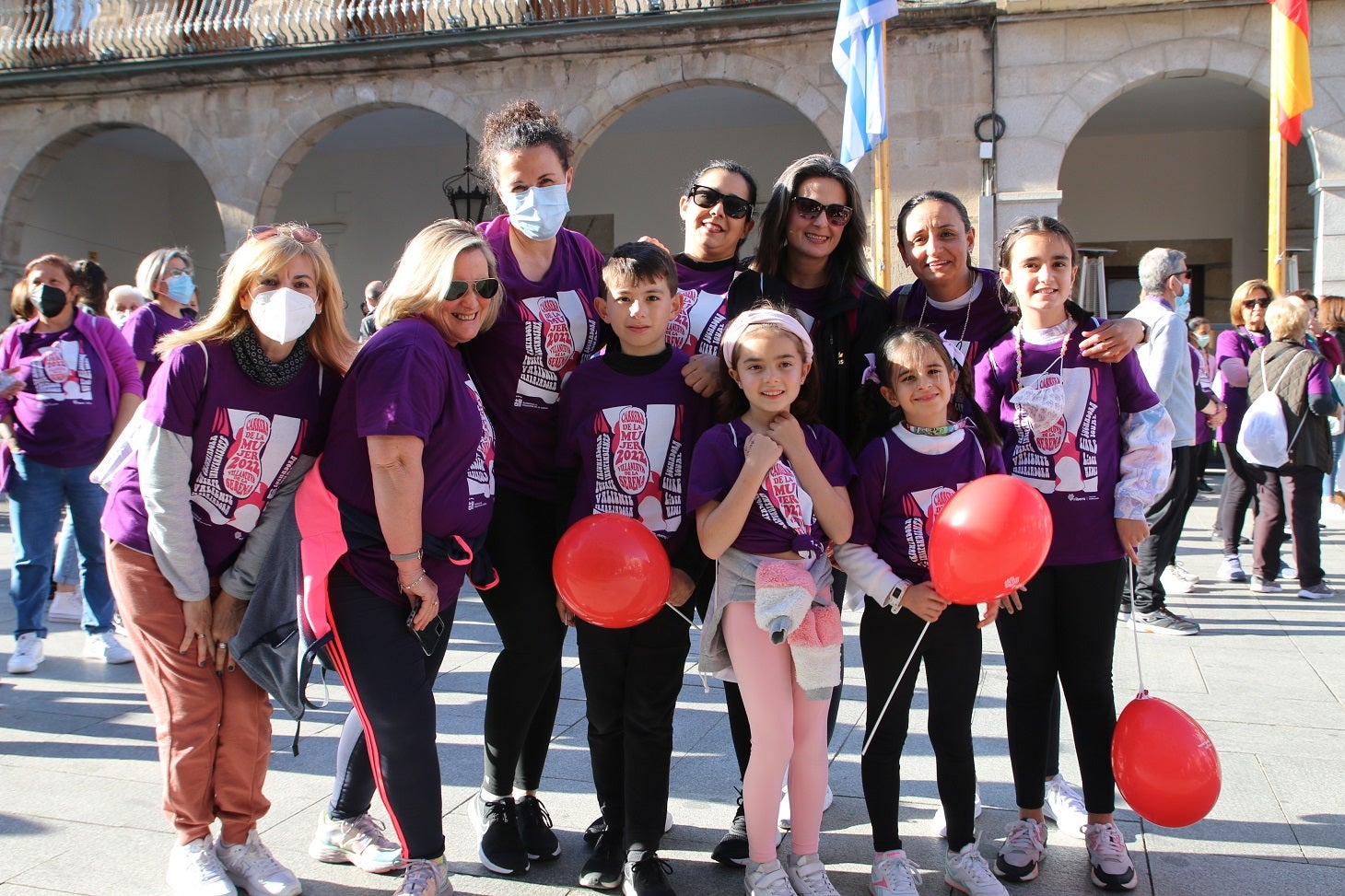 Cientos de mujeres participaron en la Carrera de la Mujer de Villanueva.