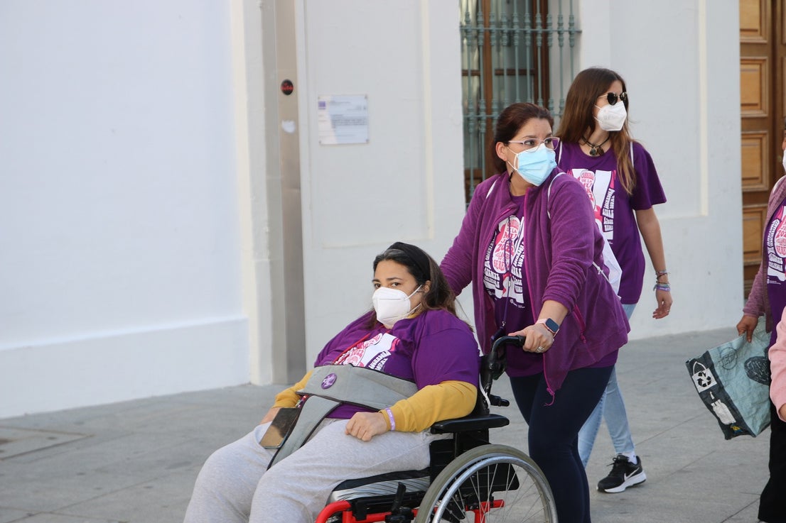 Cientos de mujeres participaron en la Carrera de la Mujer de Villanueva.