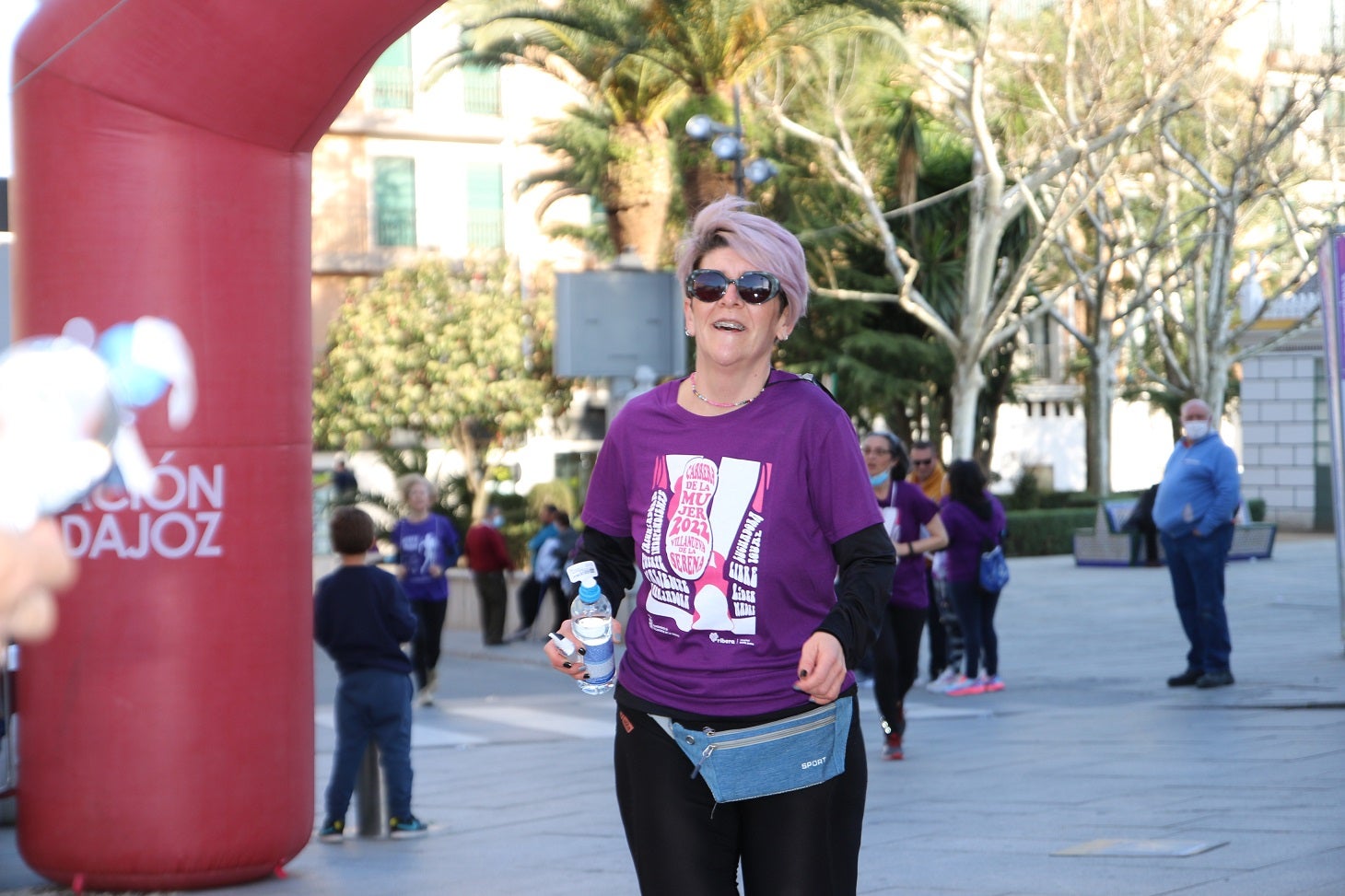Cientos de mujeres participaron en la Carrera de la Mujer de Villanueva.