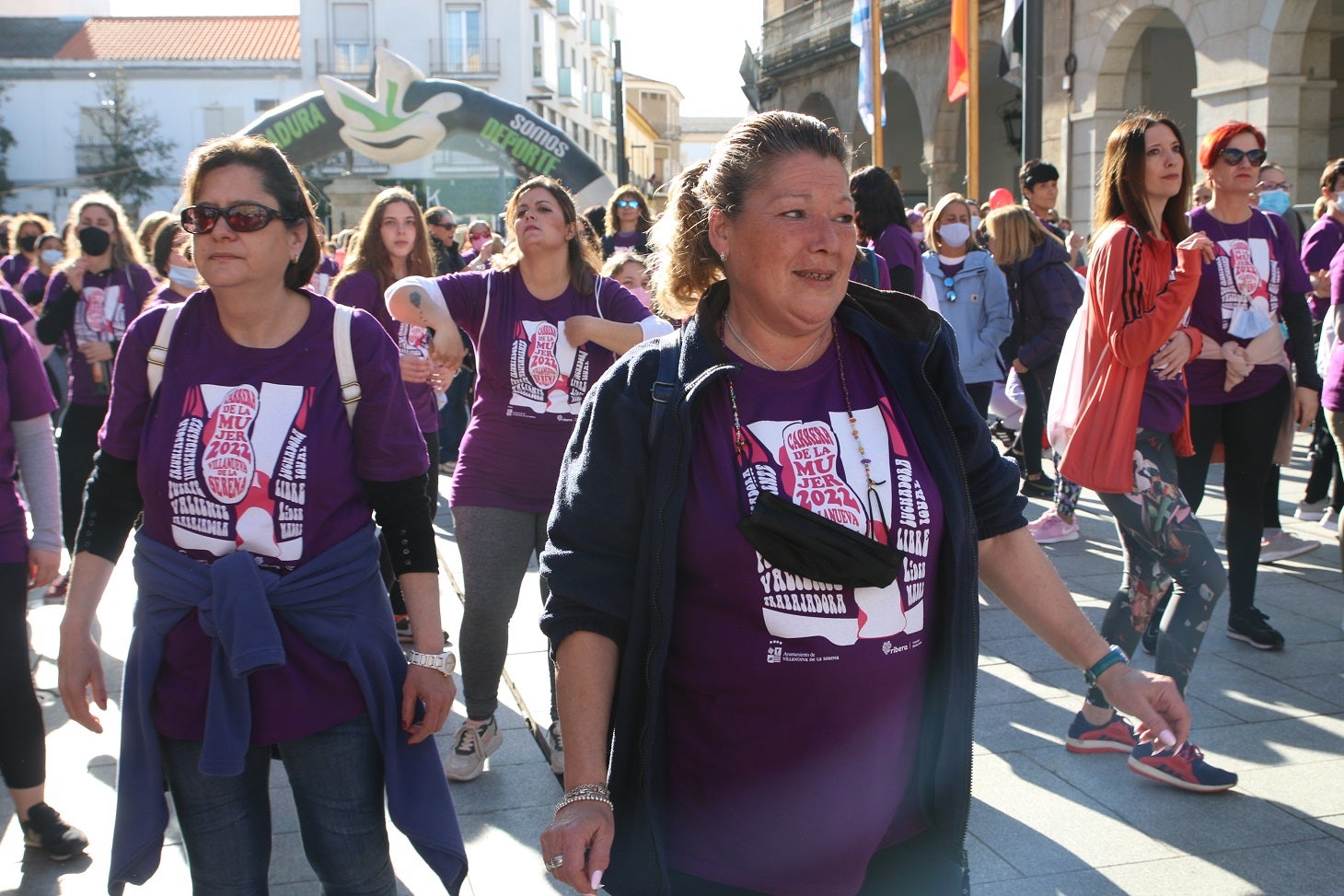 Cientos de mujeres participaron en la Carrera de la Mujer de Villanueva.