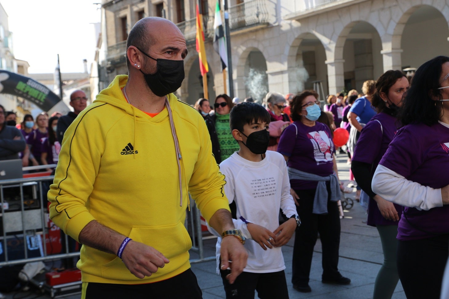 Cientos de mujeres participaron en la Carrera de la Mujer de Villanueva.