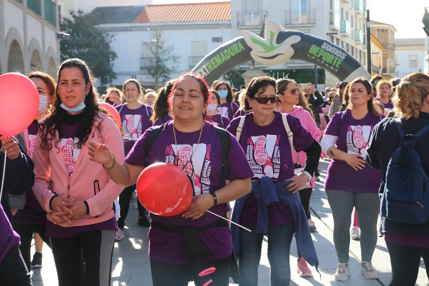Cientos de mujeres participaron en la Carrera de la Mujer de Villanueva.