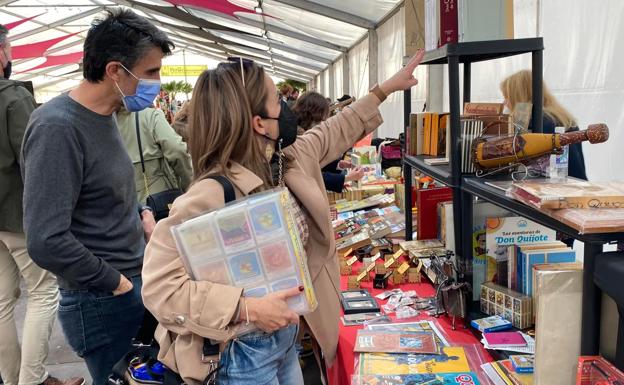Visitantes a la Feria del Coleccionismo. 