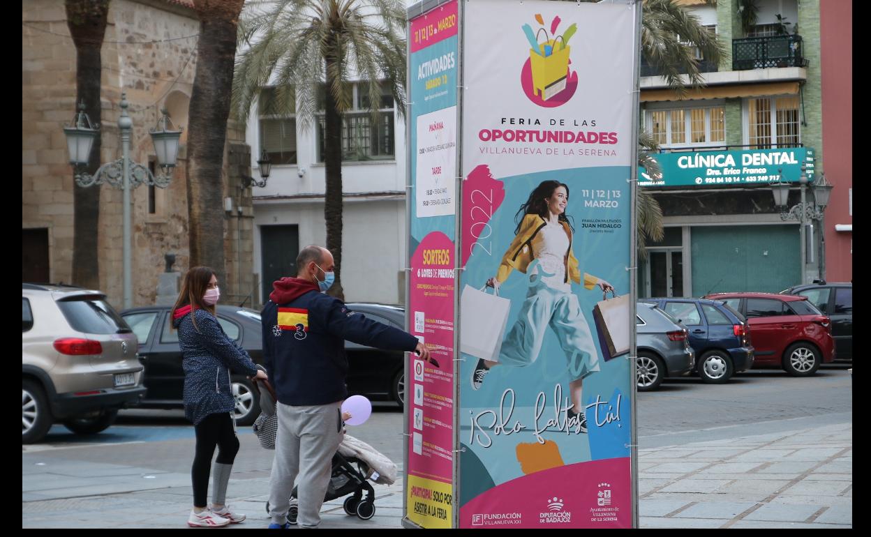 Los carteles anunciadores de la feria están por toda la ciudad. 