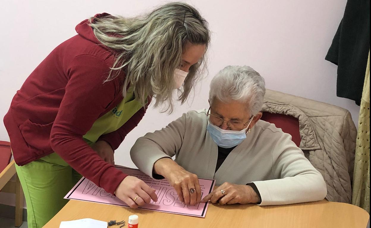 Una usuaria del Centro de Alzhéimer villanovense realiza una actividad. 