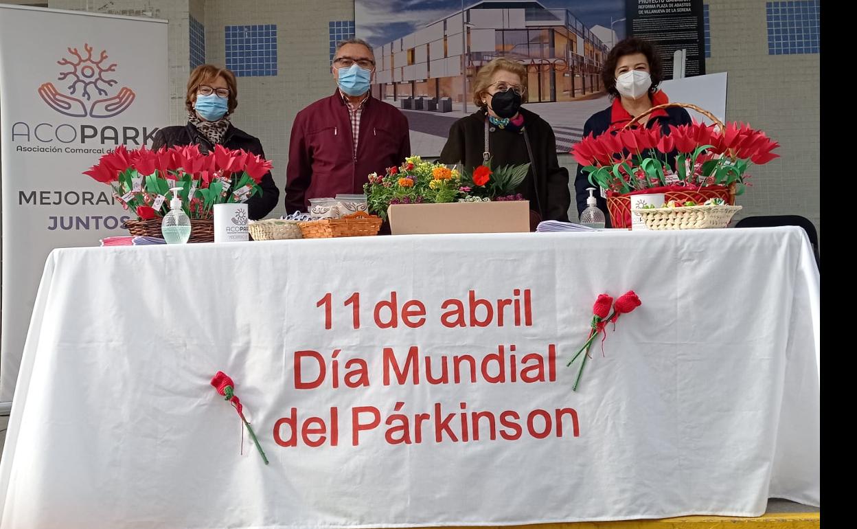 Mesa informativa de Acopark instalada para informar sobre el Párkinson. 