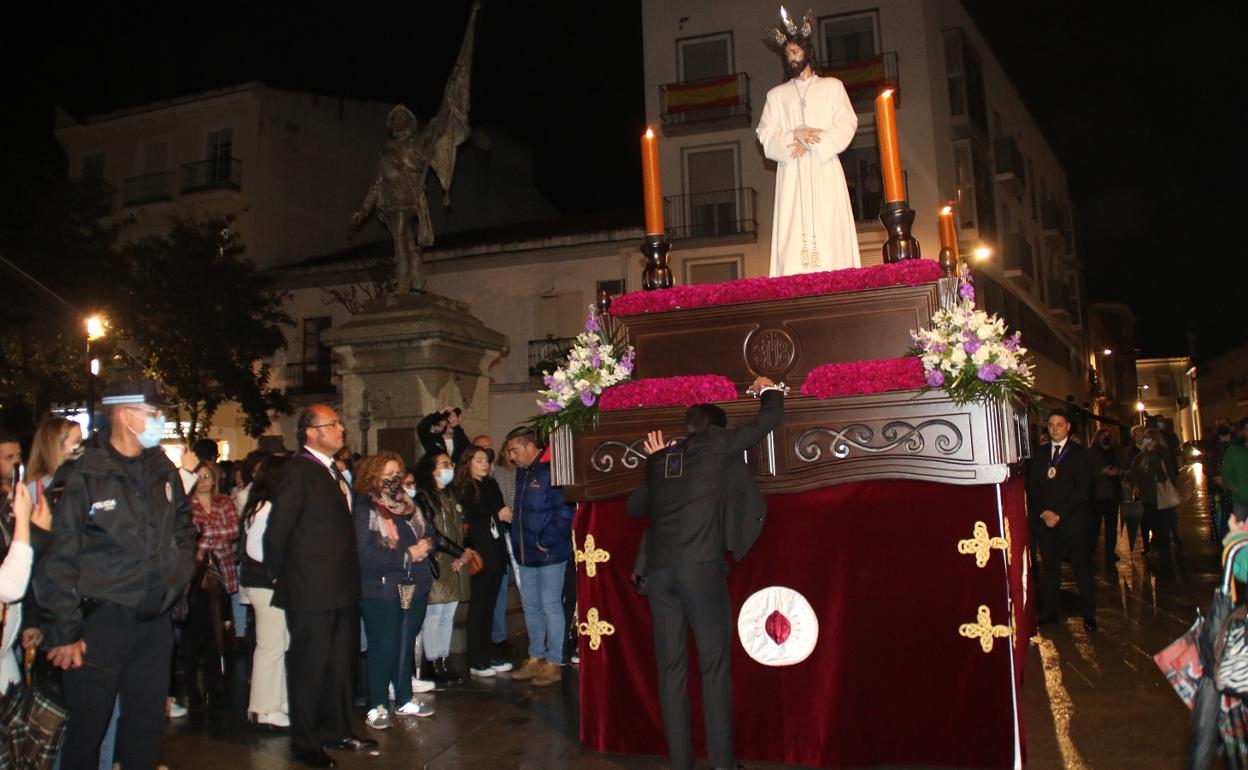 El Cautivo pudo estrenarse, procesionando solo por la Plaza de España por la  lluvia | Hoy