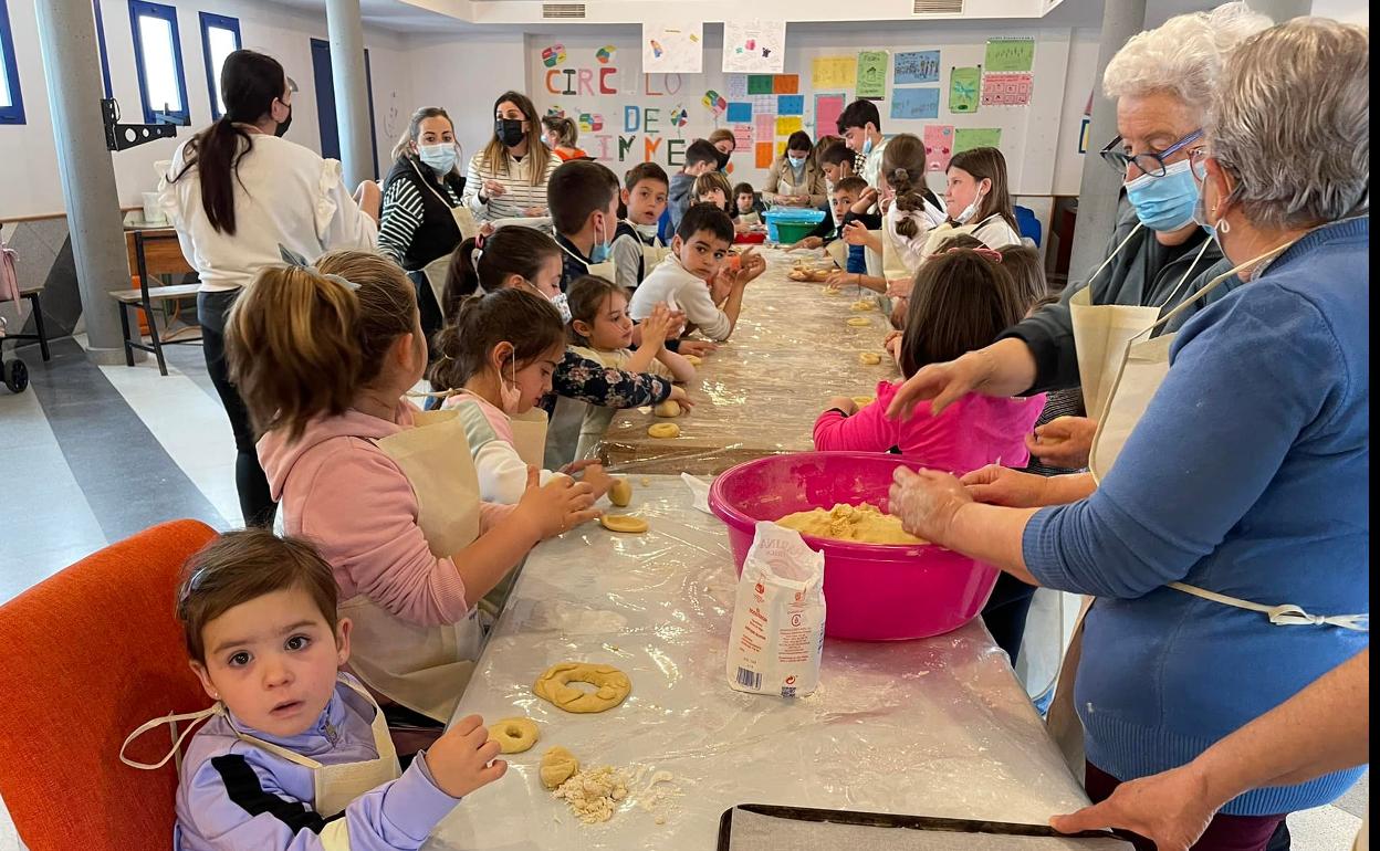 Los niños aprendieron a elaborar los dulces de Semana Santa. 