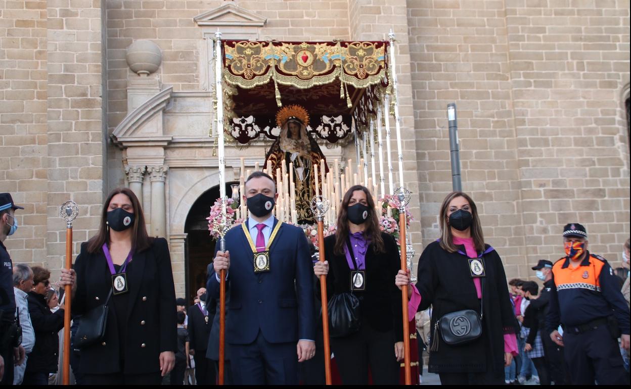 Miembros de la Junta directiva de la Cofradía de Nuestra Señora de los Dolores delante del paso. 