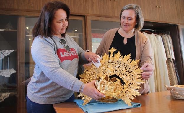 Imagen principal - Arriba, la corona que luce la Virgen; a la derecha Lupe muestra mantillas; a la izquierda complementos. 