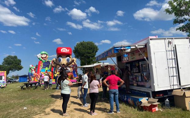 Hubo puestos de comida y atracciones infantiles. 