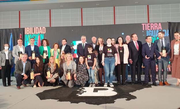 Medallistas, premiados y autoridades en la celebración del Día de la Provincia. 