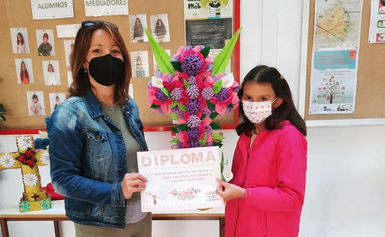 María García recoge el diploma como ganadora del concurso de cruces. 