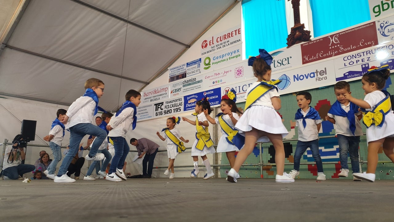 El Barrio Cruz del Río acogió el Festival de Mayas y Cruces con éxito de participación. 