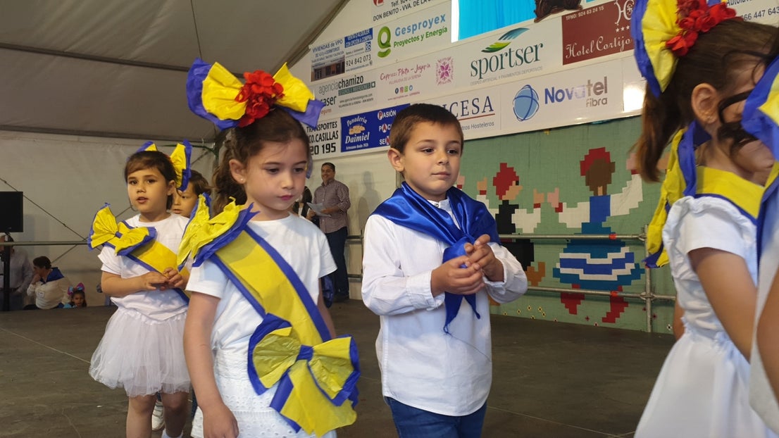 El Barrio Cruz del Río acogió el Festival de Mayas y Cruces con éxito de participación. 