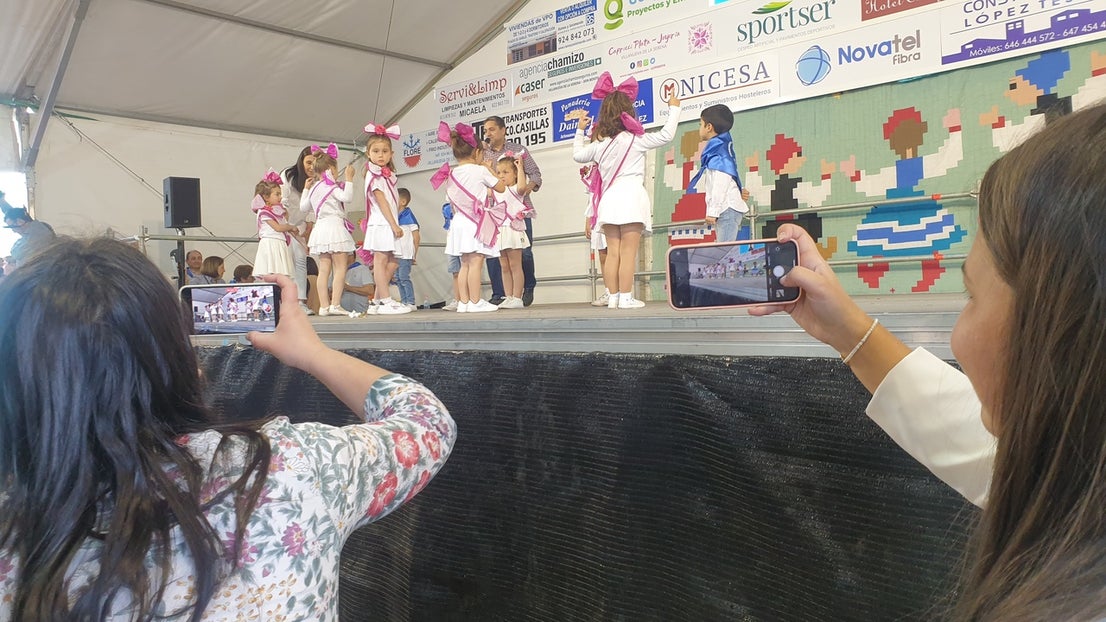 El Barrio Cruz del Río acogió el Festival de Mayas y Cruces con éxito de participación. 