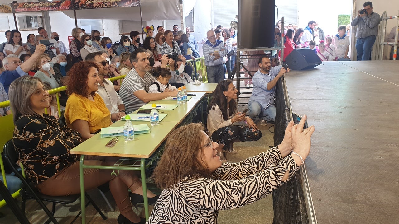 El Barrio Cruz del Río acogió el Festival de Mayas y Cruces con éxito de participación. 