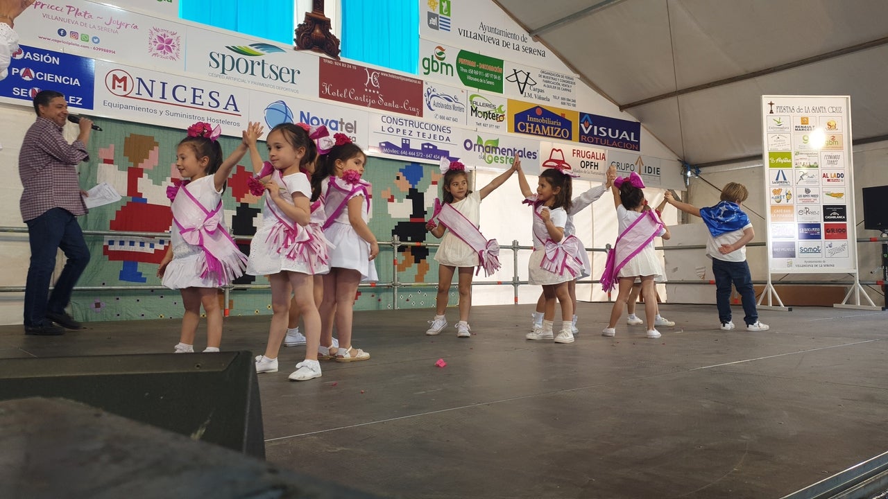 El barrio Cruz del Río acogió el Festival de Cruces y Mayas con éxito de participación. 