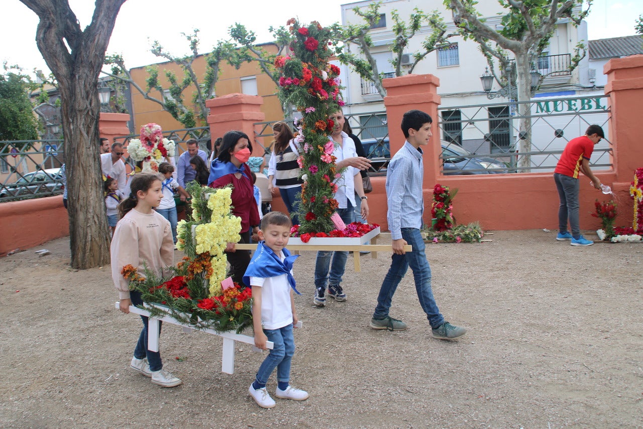 El barrio Cruz del Río acogió el Festival de Cruces y Mayas con éxito de participación. 