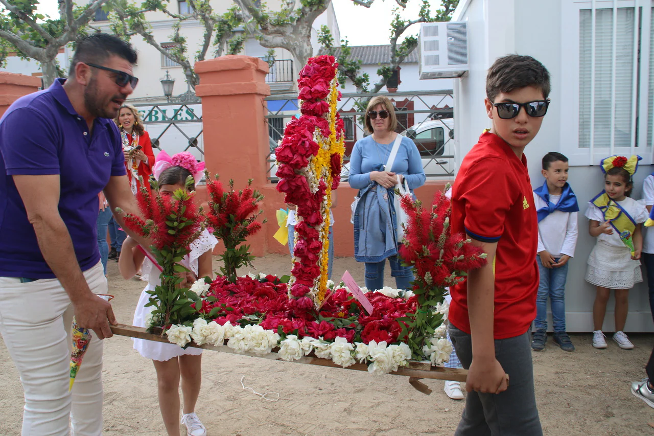 El barrio Cruz del Río acogió el Festival de Cruces y Mayas con éxito de participación. 