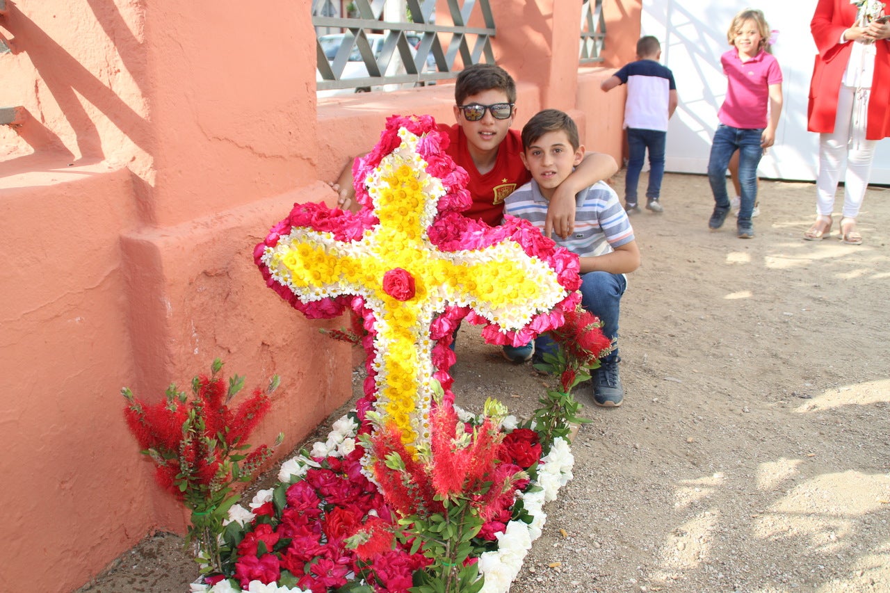 El barrio Cruz del Río acogió el Festival de Cruces y Mayas con éxito de participación. 