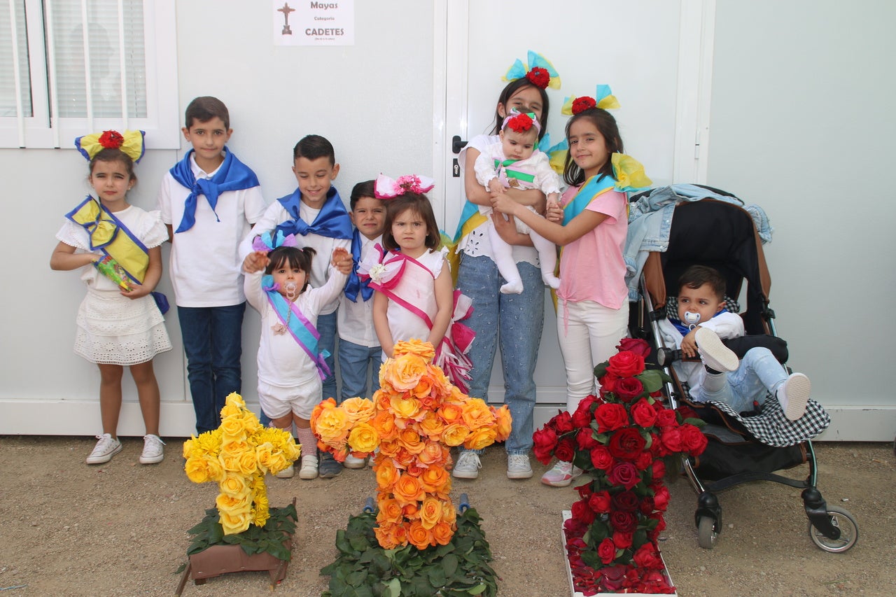 El barrio Cruz del Río acogió el Festival de Cruces y Mayas con éxito de participación. 