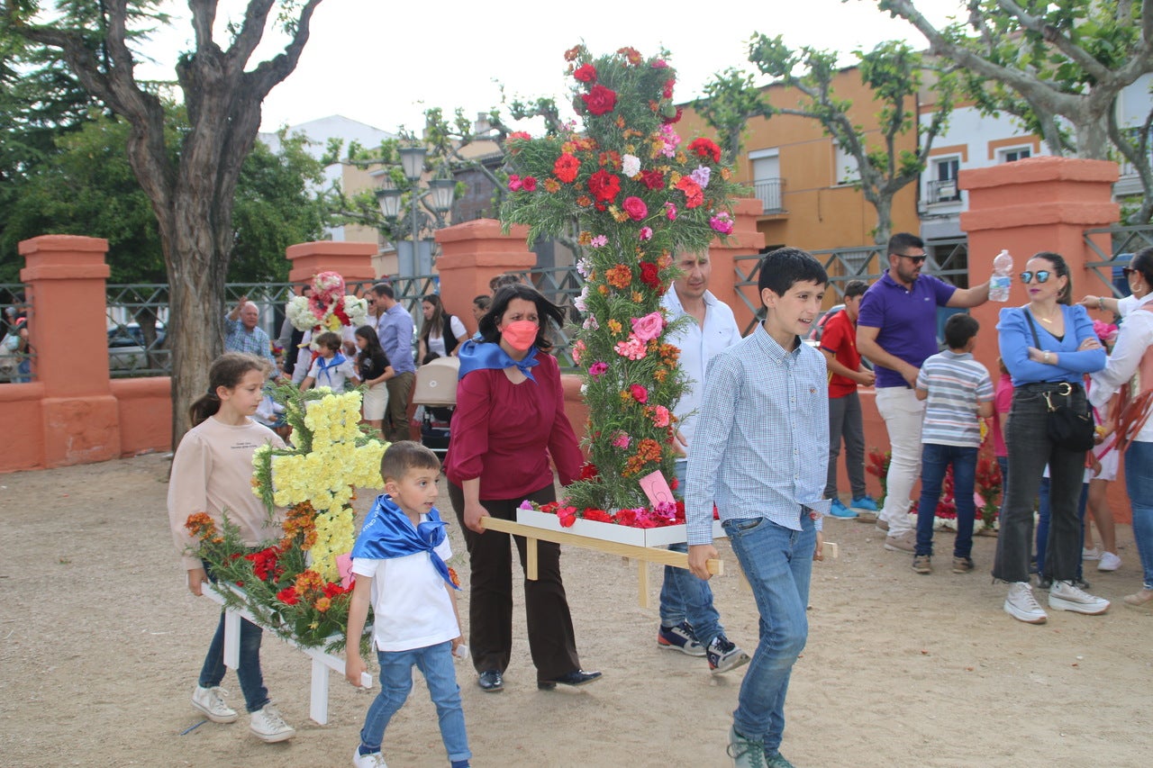 El Barrio Cruz del Río acogió el Festival de Mayas y Cruces con éxito de participación. 
