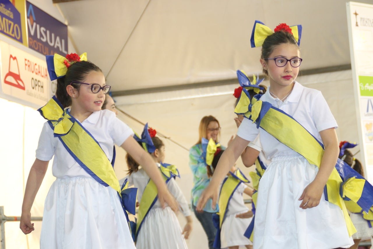 El Barrio Cruz del Río acogió el Festival de Mayas y Cruces con éxito de participación. 