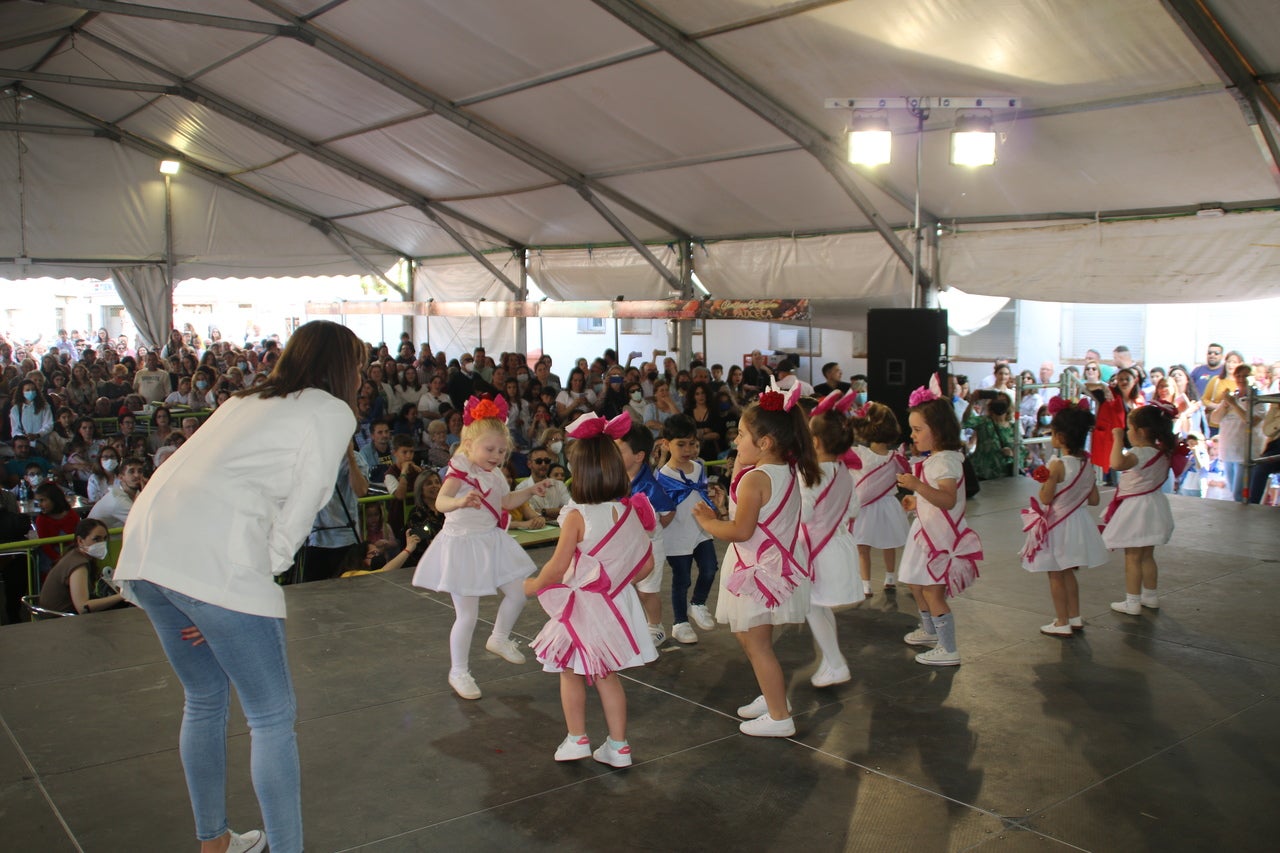 El Barrio Cruz del Río acogió el Festival de Mayas y Cruces con éxito de participación. 