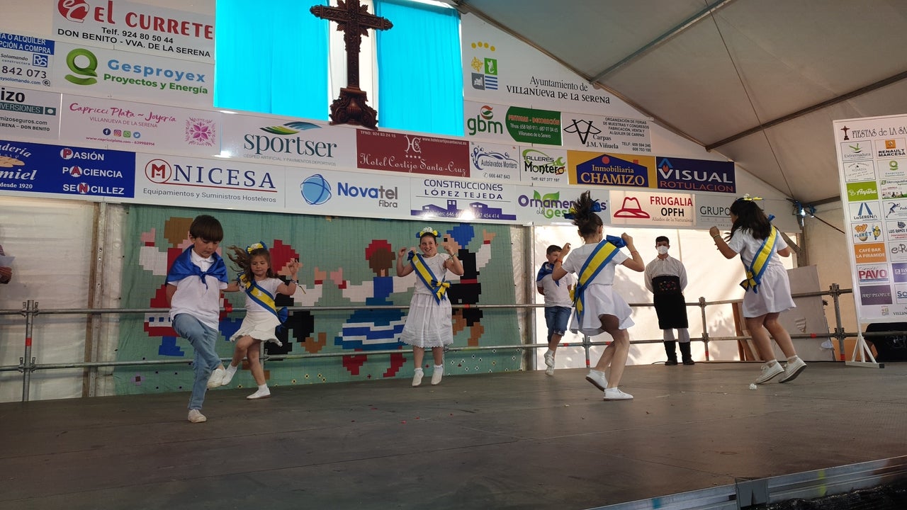 El Barrio Cruz del Río acogió el Festival de Mayas y Cruces con éxito de participación. 