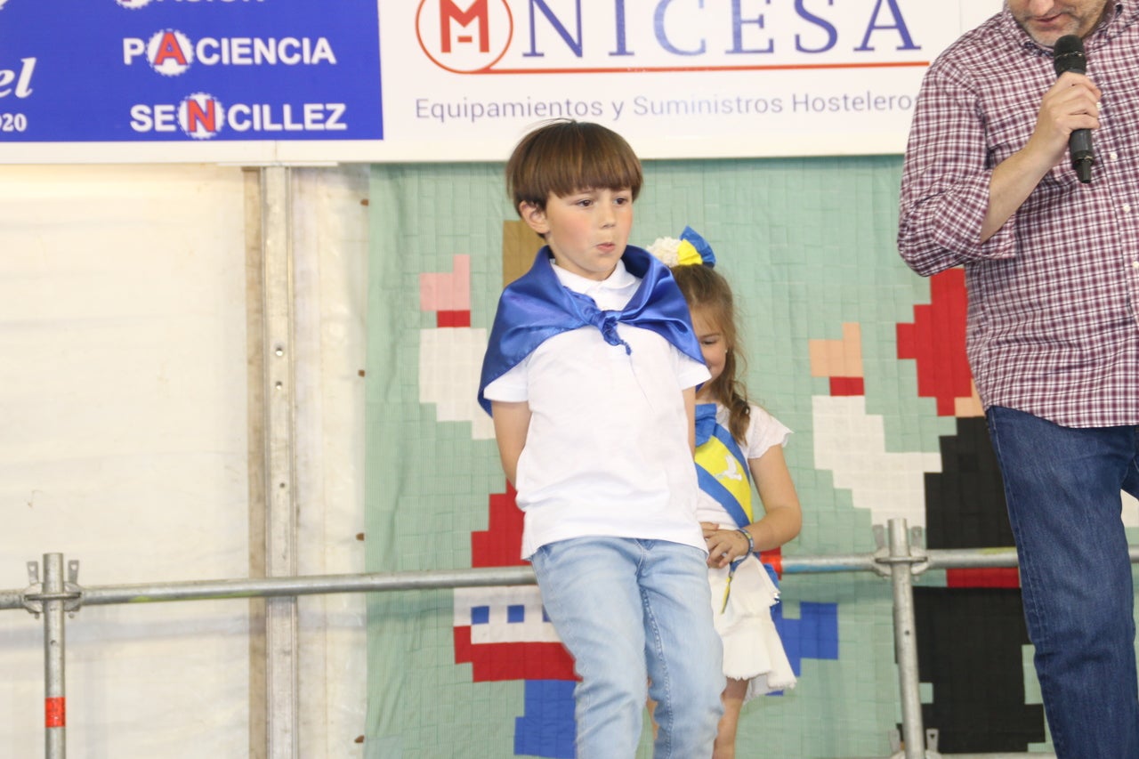 El Barrio Cruz del Río acogió el Festival de Mayas y Cruces con éxito de participación. 