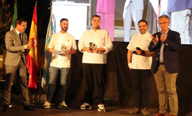 Los cocineros Joel García, Juan Enrique Hernández y David García son felicitados por los Alcaldes. 