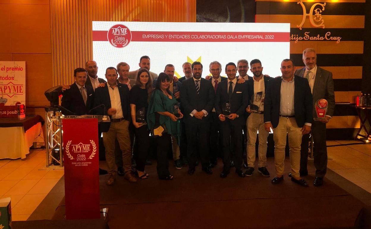Premiados y autoridades en el gala de Apyme.