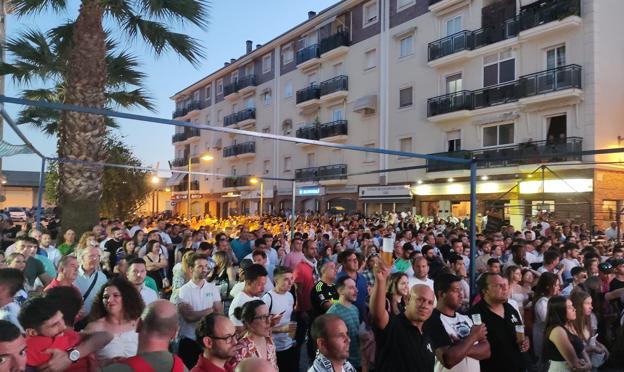 Aficionados presenciando el partido Real Madrid vs Liverpool. 