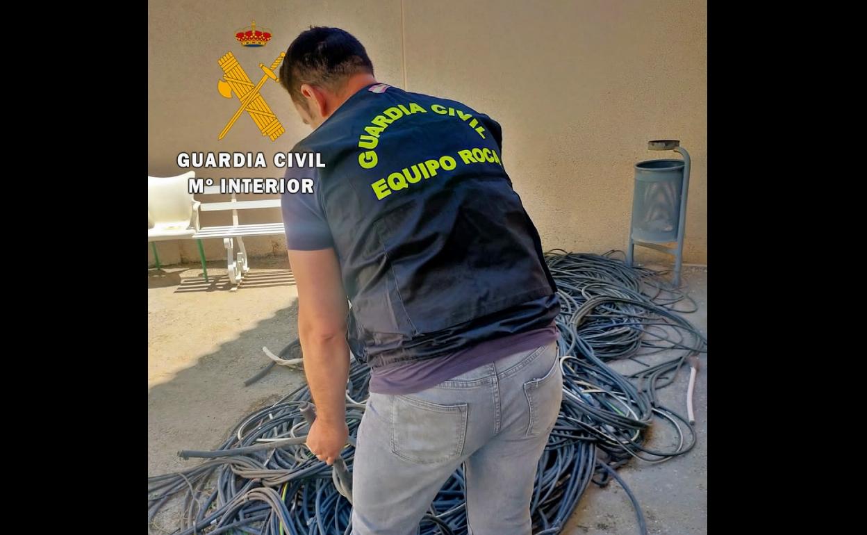 Un agente de la Guardia Civil revisa el cableado robado. 