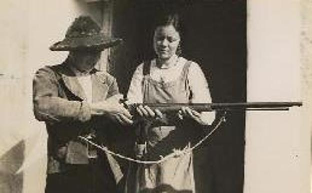 Imagen principal - Milicianas y campasinos en Extremadura. Archivos Estatales.