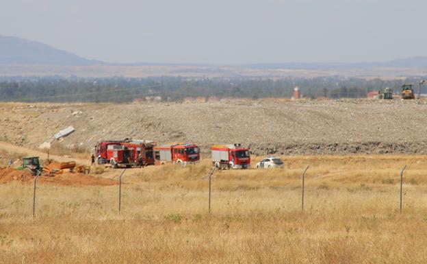 Bomberos y maquinaria actuando en la zona. 