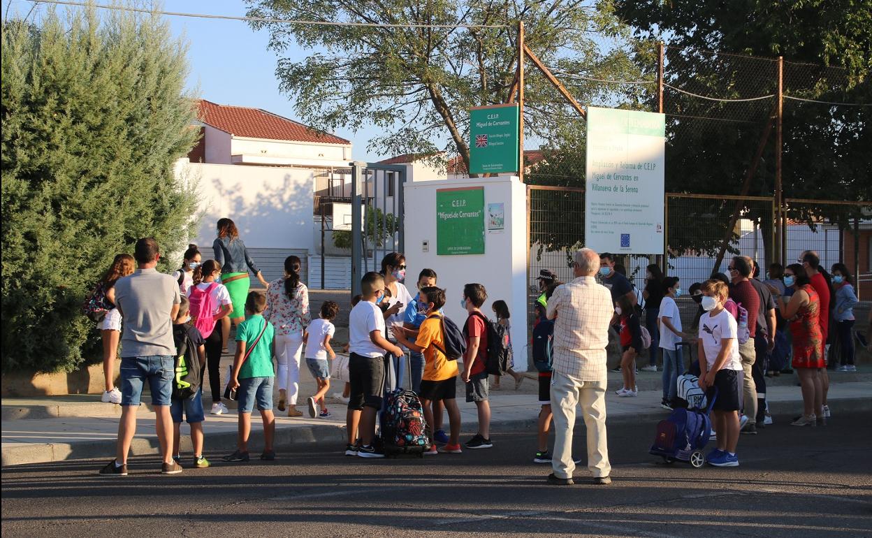 Estudiantes a la entrada de un colegio en Villanueva de la Serena. 