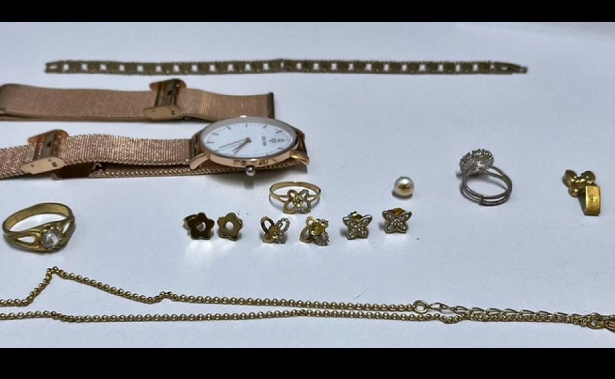 Algunas de las joyas recuperadas tras ser robadas en Ruecas. 