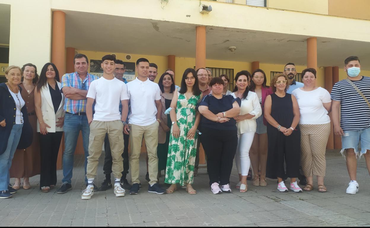 Participantes en el programa Crisol y las autoridades en el acto de clausura. 