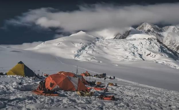 Uno de los campamentos durante la expedición de ascenso al Monte Denali en Alaska. 