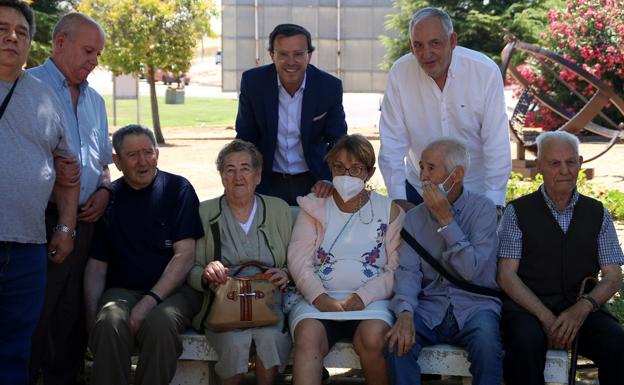 El Alcalde ha saludo a los mayores que han estrenado el parque. 