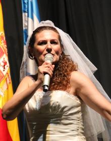 Imagen secundaria 2 - El primer día de Festival de Teatro en la Calle el público respondió llenando la Plaza de España. 
