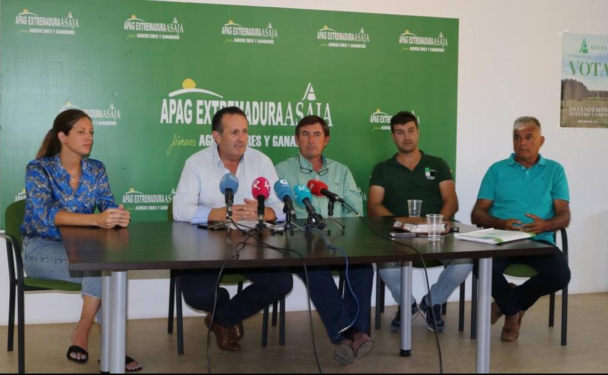 Representantes de las asociaciones de agricultores que organizan la tractorada. 