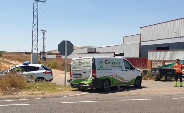 Imagen principal - Un camión, una furgoneta y un turismo se han visto implicados en el accidente. 