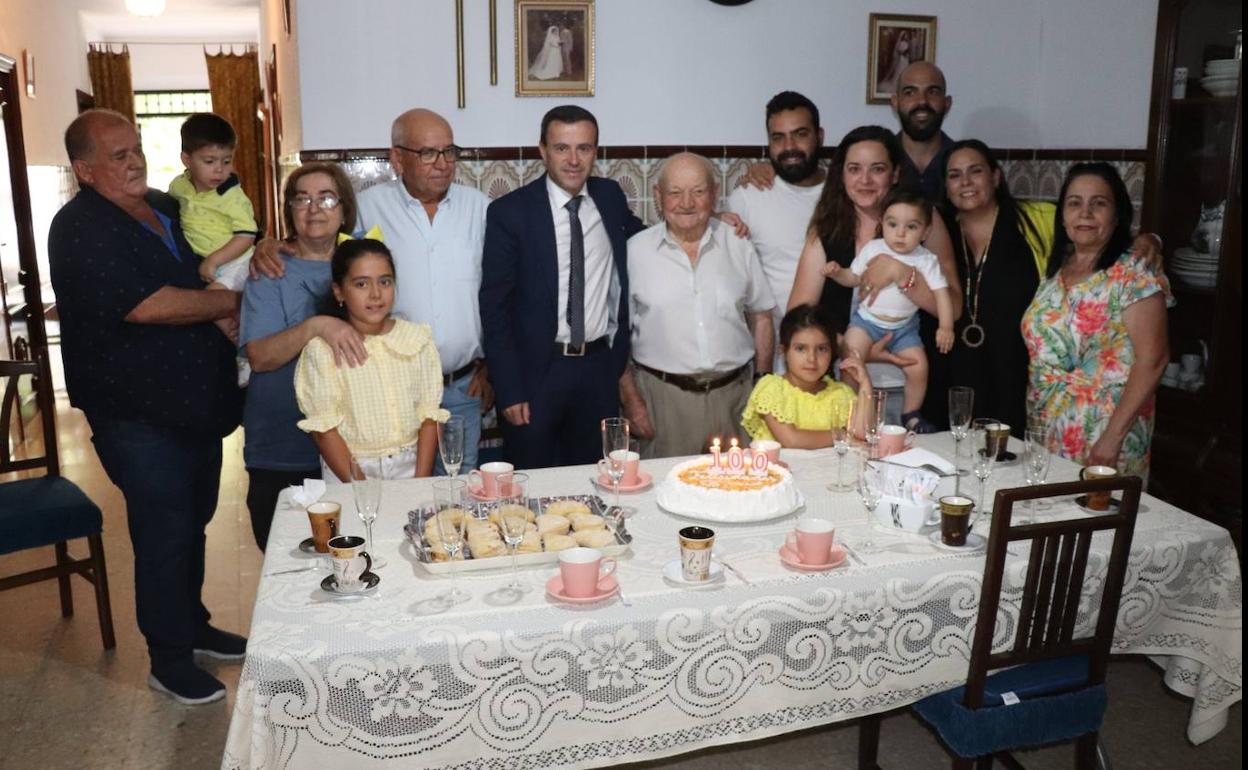 Juan José celebró su centenario rodeado de su familia y con la visita del Alcalde. 